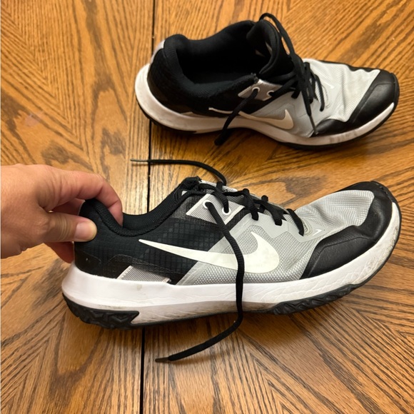 Nike Black and White Athletic Shoes - Picture 4 of 7